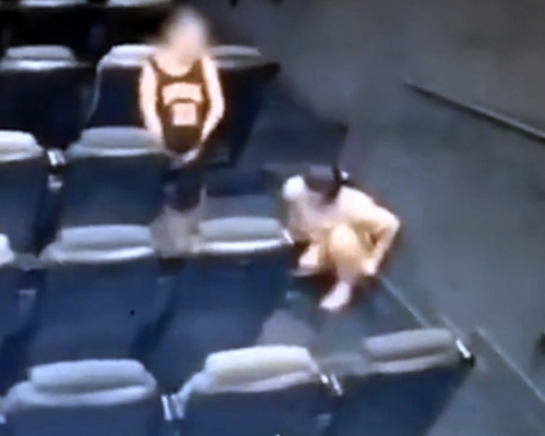 二人在放映廳內小便。網圖