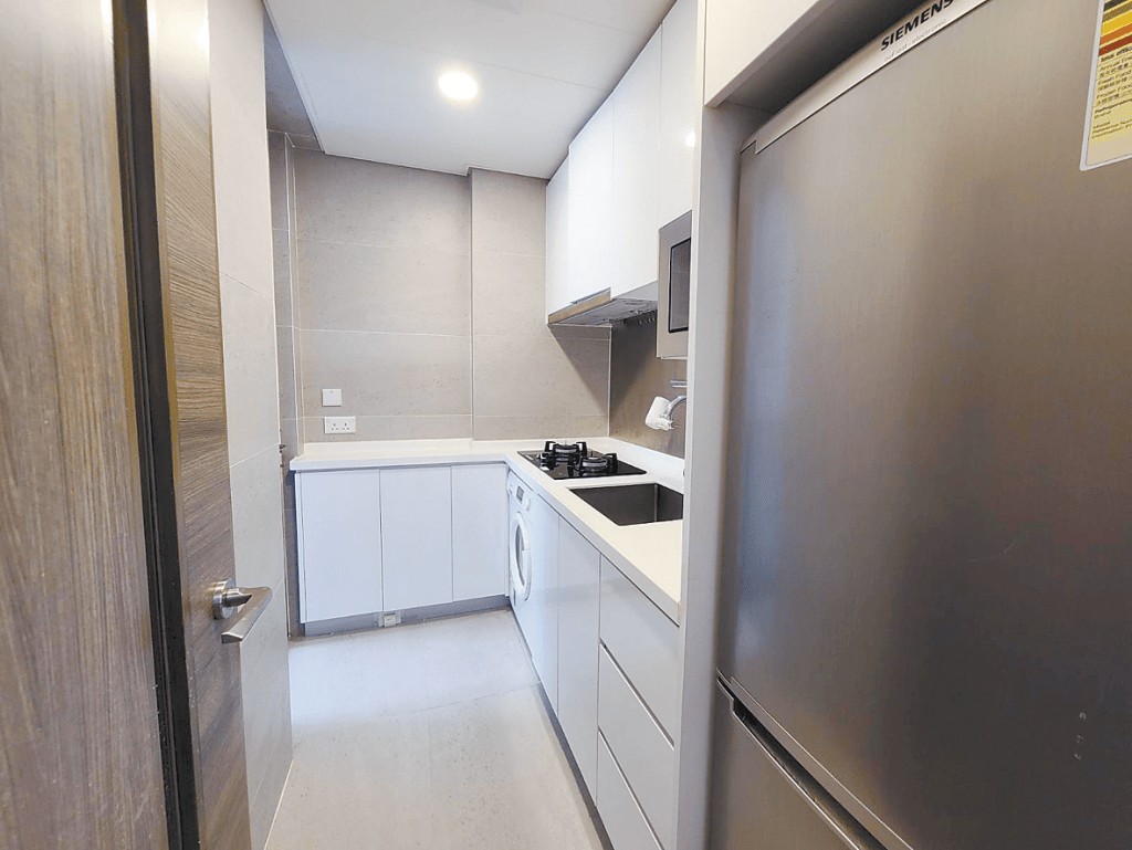 廚房保養得宜，L型廚櫃提供偌大收納空間。