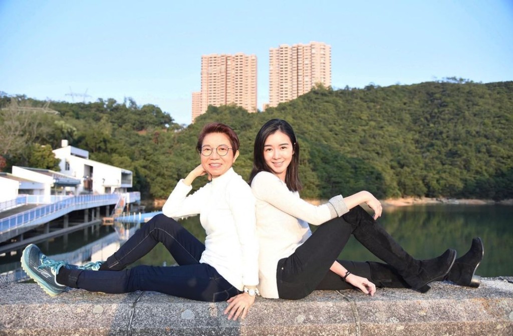 麥明詩帶媽媽郊遊，兩母女感情很好。