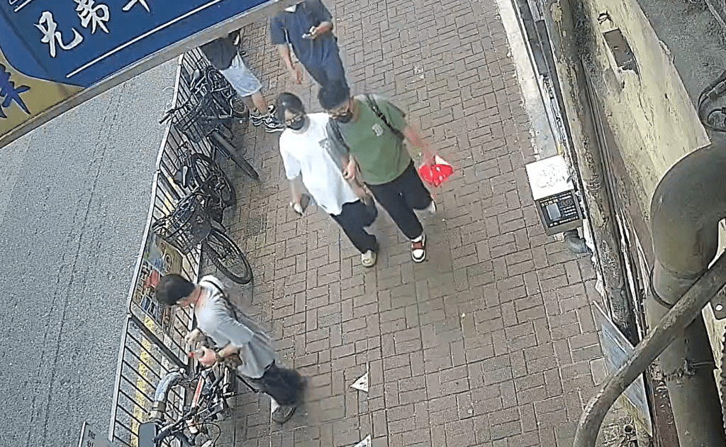 男子走近單車正式下手。fb：北區之友