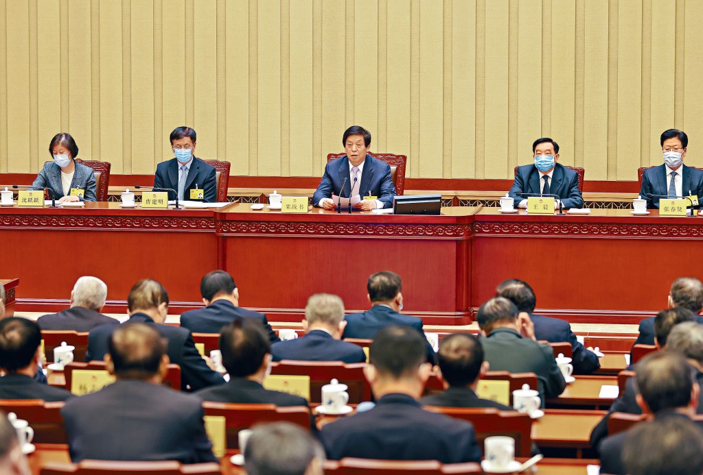 全國人大常委會全票通過修訂《基本法》兩個附件，完善香港選舉制度。