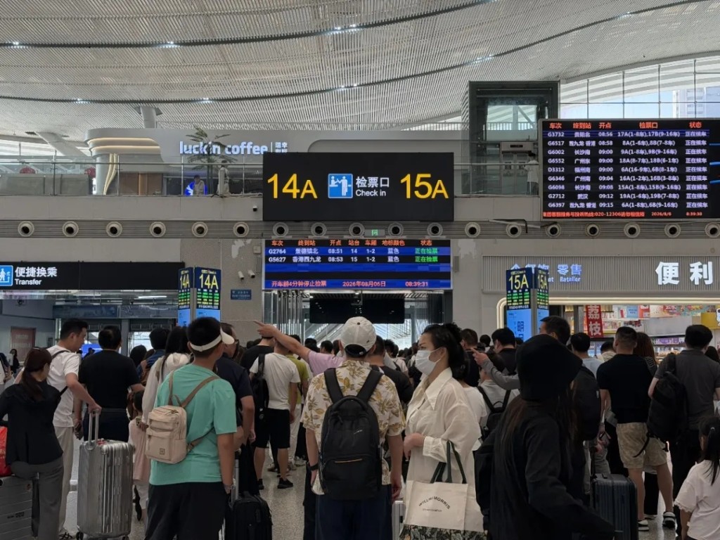 广深港高铁跨境客流今年提前破2000万，香港前往内地客流达972.7万人次。 深圳新闻网 