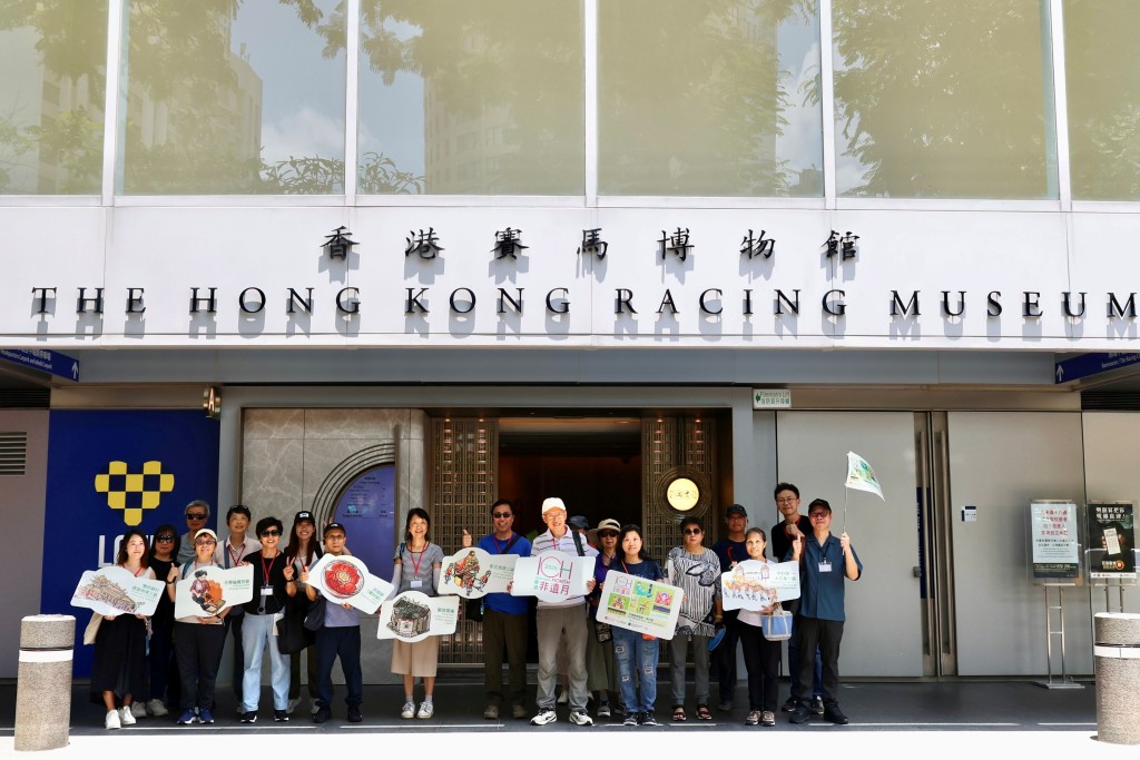 「香港賽馬會呈獻系列︰非遺精華遊蹤」精選九條特色主題路線,帶領市民和旅客深入了解區內的非遺項目。 「香港賽馬會呈獻系列︰非遺精華遊蹤」精選九條特色主題路線,帶領市民和旅客深入了解區內的非遺項目。