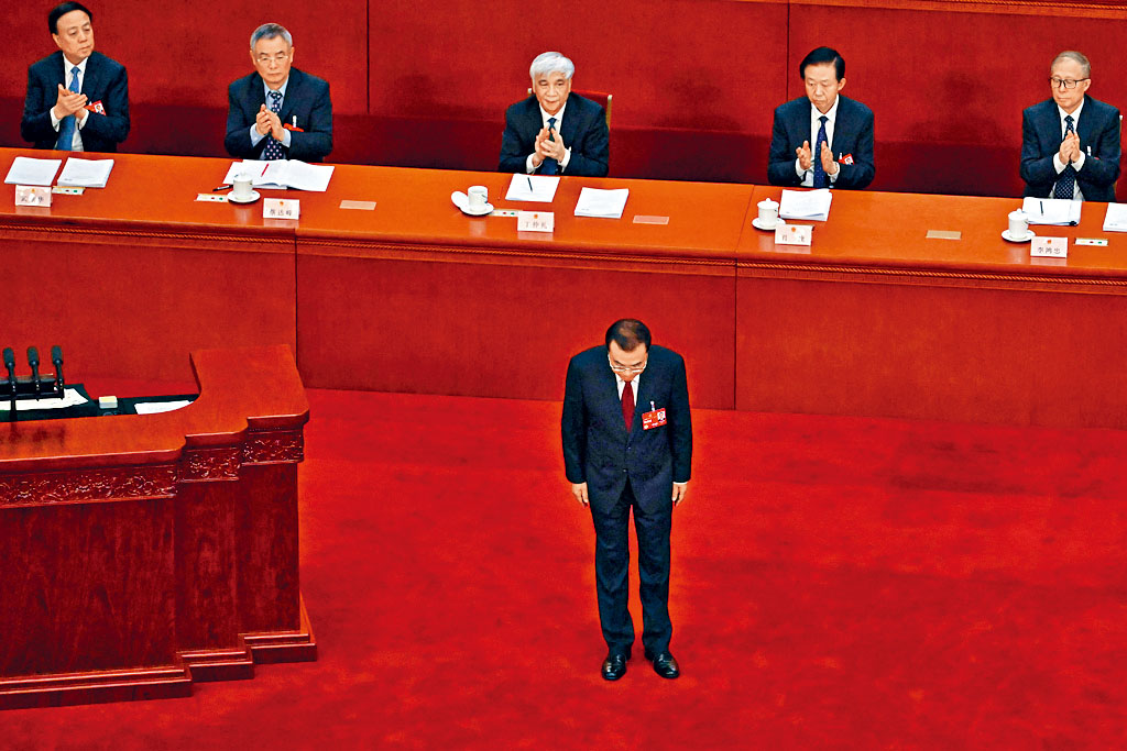 李克強讀畢最後一份政府工作報告，向台下鞠躬。