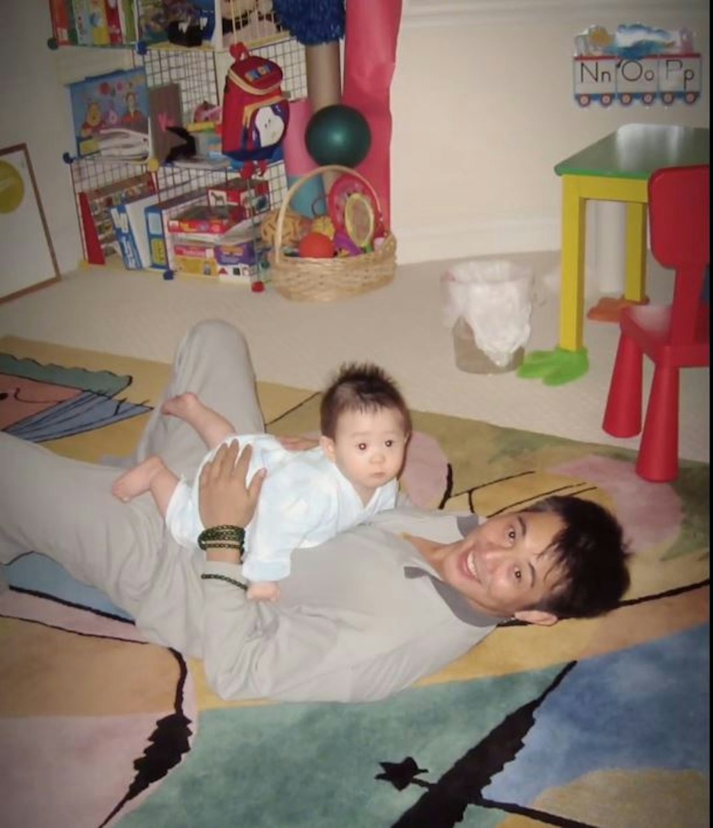 李連杰在女兒還是嬰兒時,流露慈父一面。 李連杰在女兒還是嬰兒時,流露慈父一面。