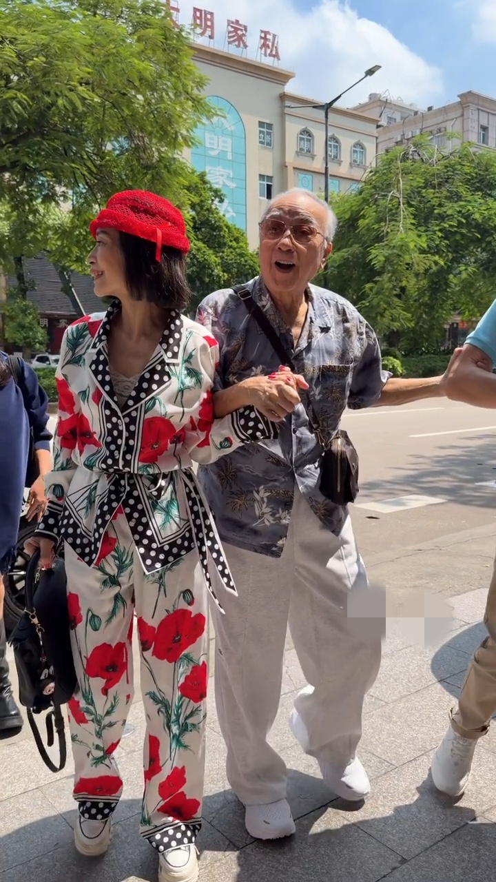 盧海鵬雖然步履不穩,但尚算精神。 盧海鵬雖然步履不穩,但尚算精神。