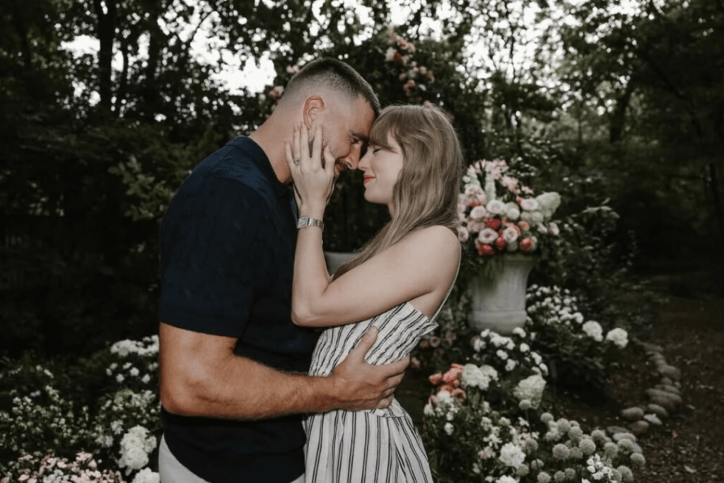 美國樂壇天后泰勒絲（Taylor Swift）與美式足球員凱爾西（Travis Kelce）宣布訂婚時，全球粉絲表現出的高度關切與情緒投入。詞典指，這正是典型的「擬社交互動」現象。Taylor Swift IG