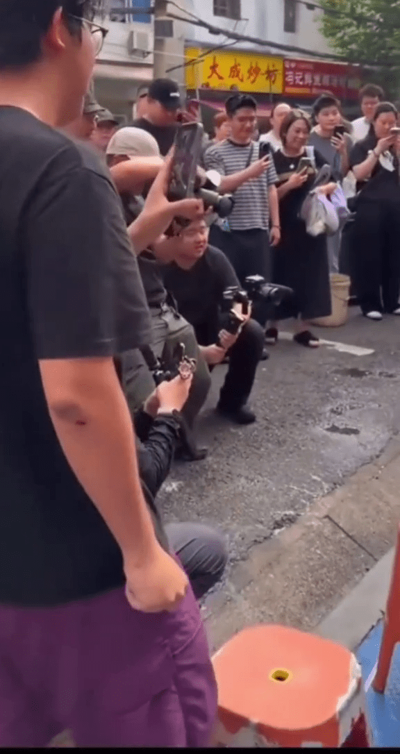 雷军武汉街头吃早餐引来围拍。