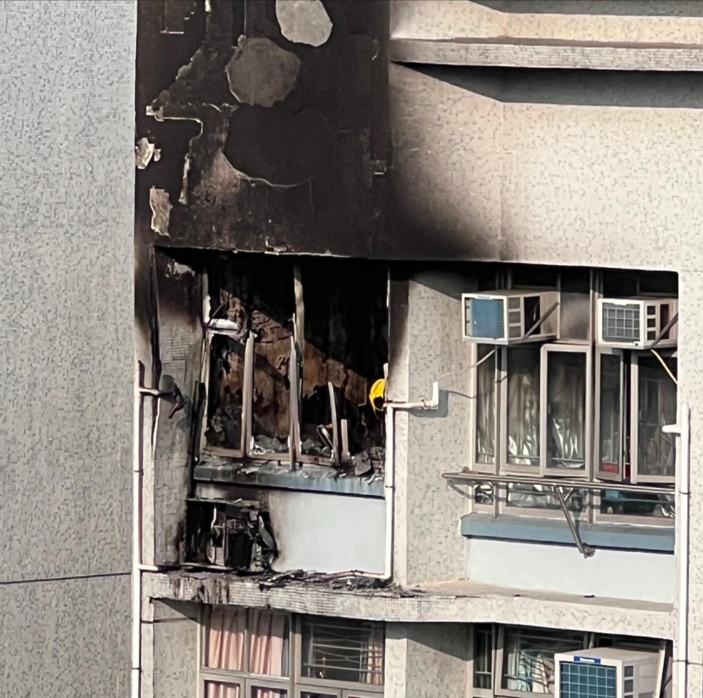 起火单位严重焚毁，屋内付之一炬。网上图片