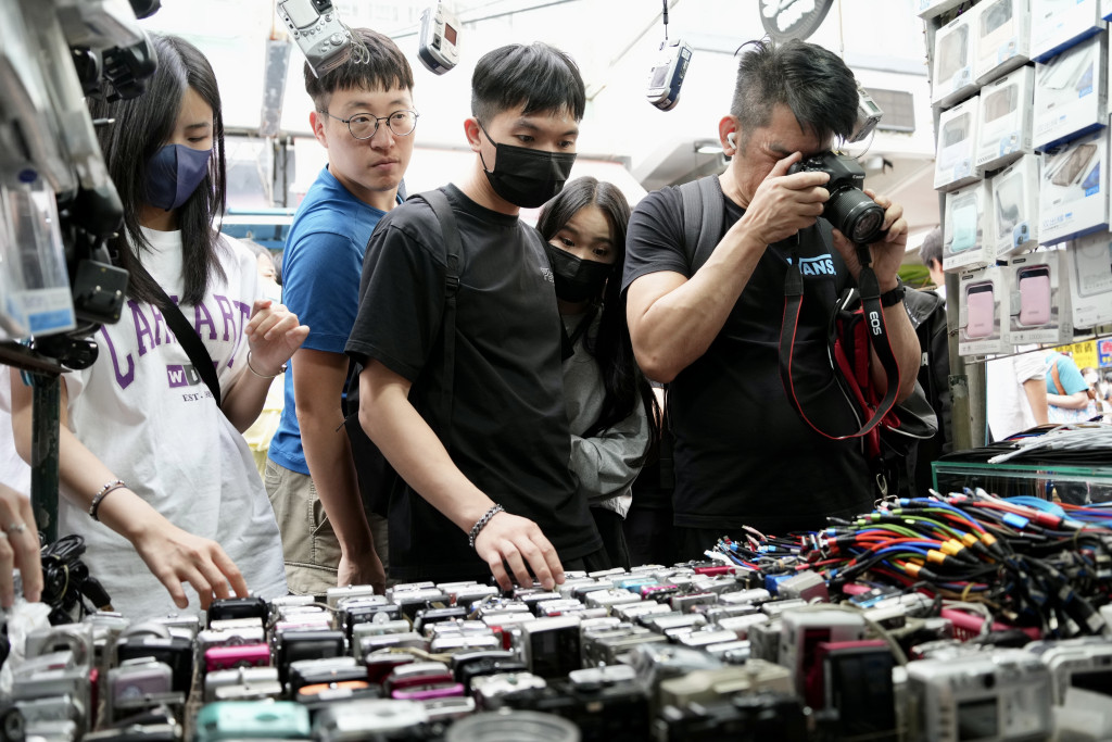 大批遊客前往深水埗福華街的露天二手攤檔購買二手CCD相機。蘇正謙攝