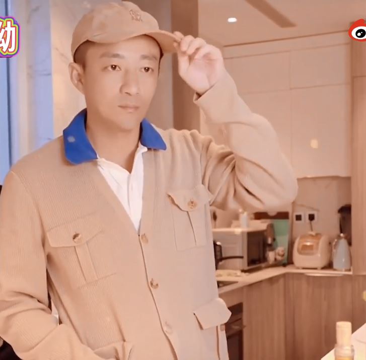 汪小菲入鏡時還在整理帽子。