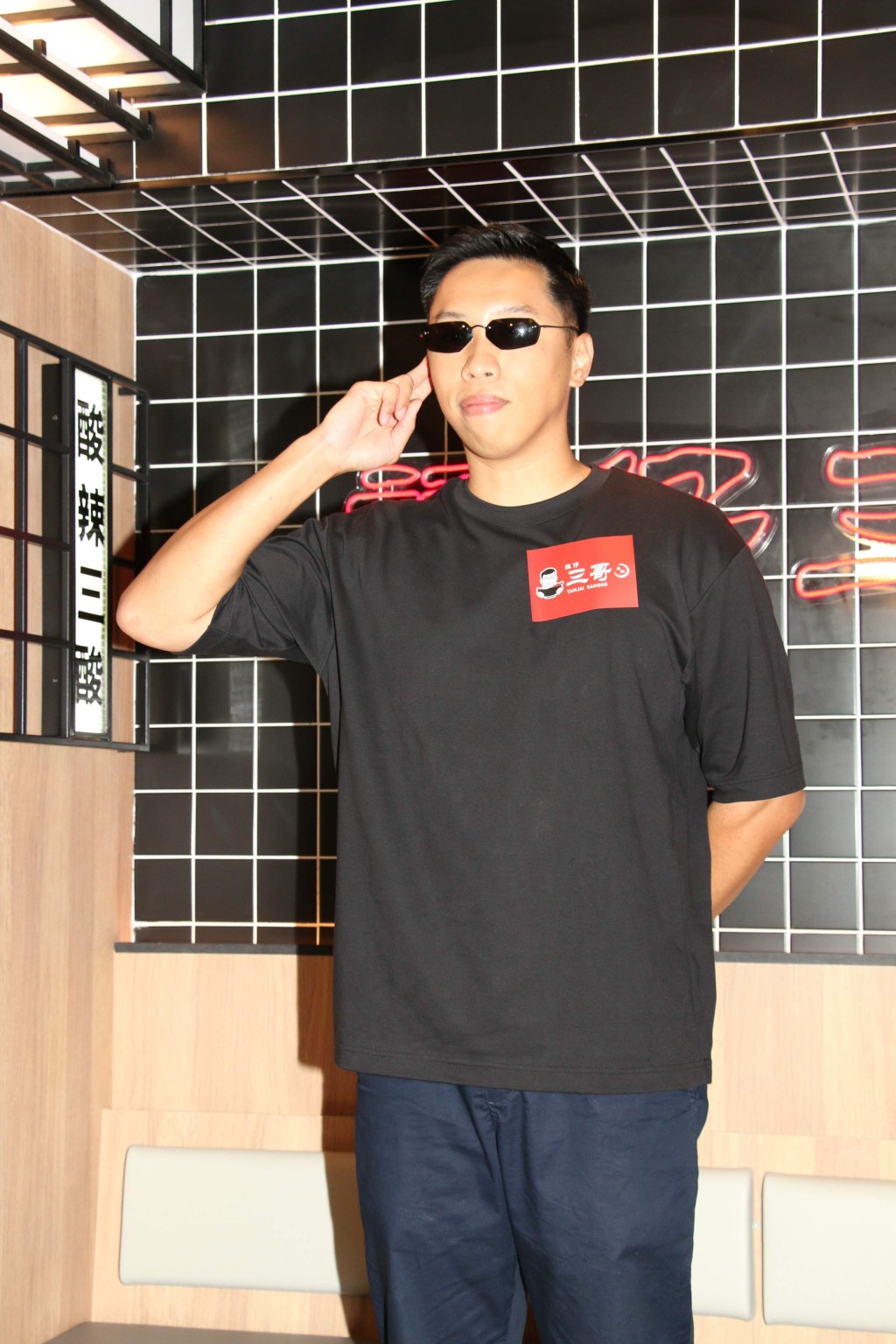 Agent.L由幕後走到幕前。