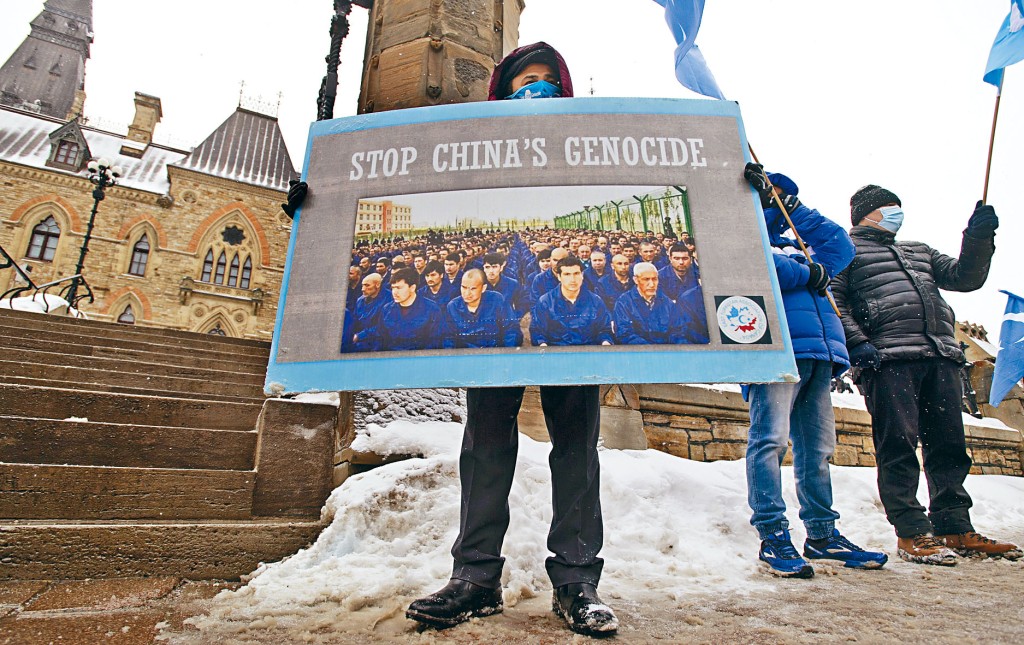 加拿大国会前有抗议者声称中国对新疆维族「种族灭绝」。
