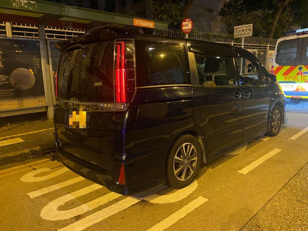 警方東九龍打擊酒駕及停牌期間駕駛，拘捕9人。警方圖片