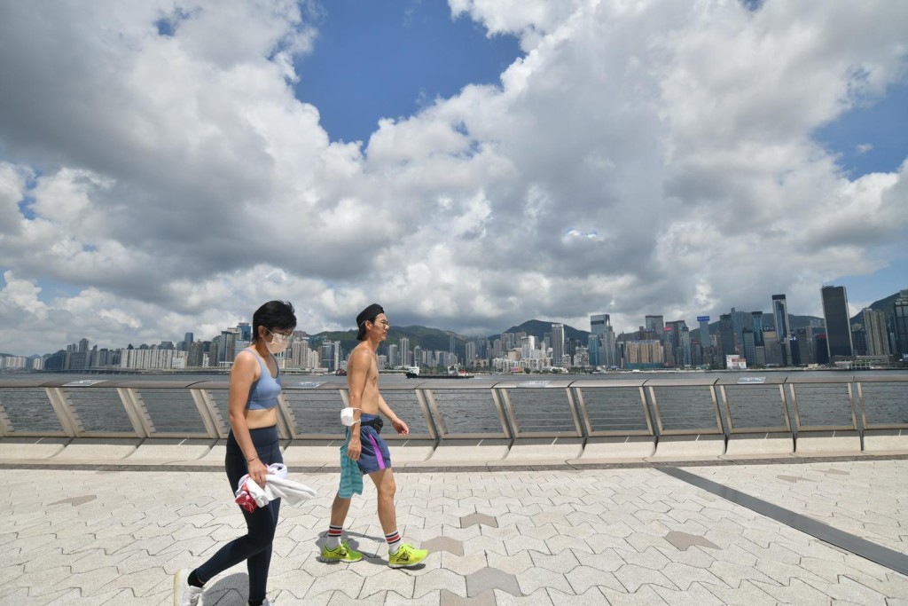 高空反氣旋會在明日為華南沿岸帶來普遍晴朗及酷 熱的天氣。
