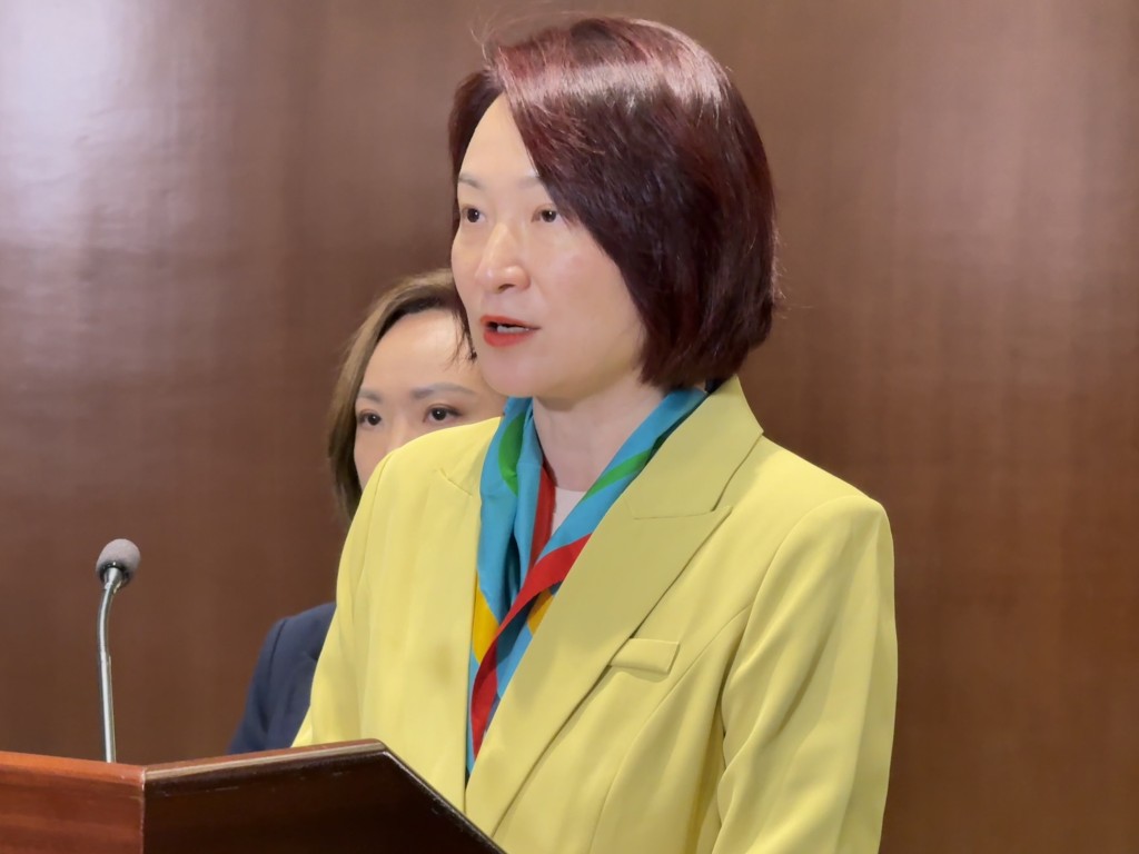 李慧琼見記者時表示，發出書面警告是一個莊嚴決定。