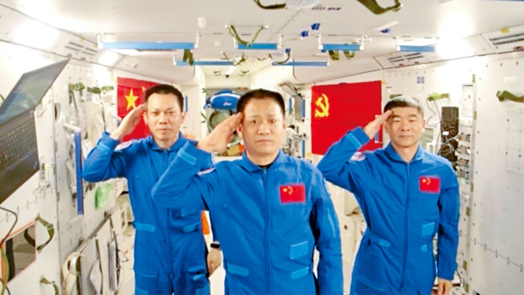 身处中国太空站的聂海胜、刘伯明、汤洪波，祝贺党庆。