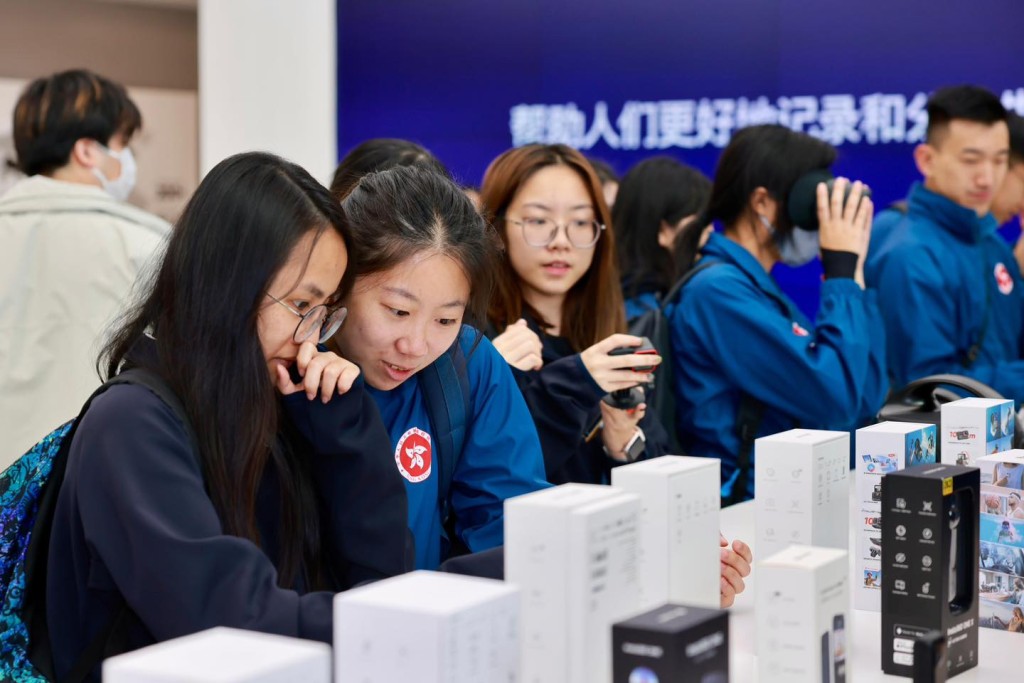 兩地青年領袖參訪深圳科技公司。