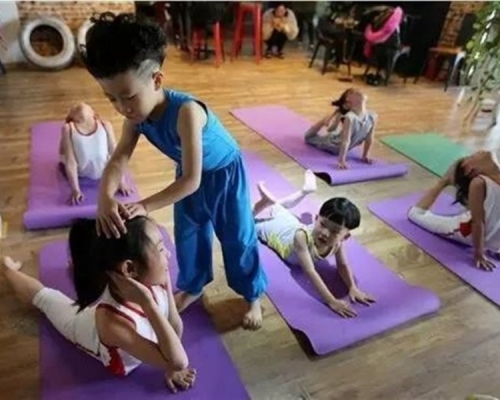 浙江台州男童孫楚洋年僅6歲就成為全國年紀最小的持牌瑜伽教練。網圖
