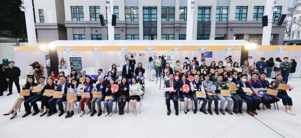 嶺南大學於校園舉辦「職業博覽@嶺大2024」，吸引過百間企業機構參與。嶺大提供。