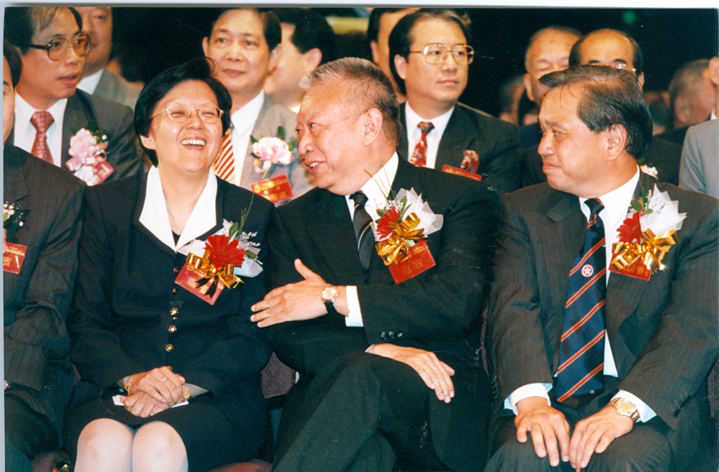 董建華為香港首任行政長官，並於1997年7月1日就職，任期為五年，任期屆滿後他亦在無對手的情況下當選連任。