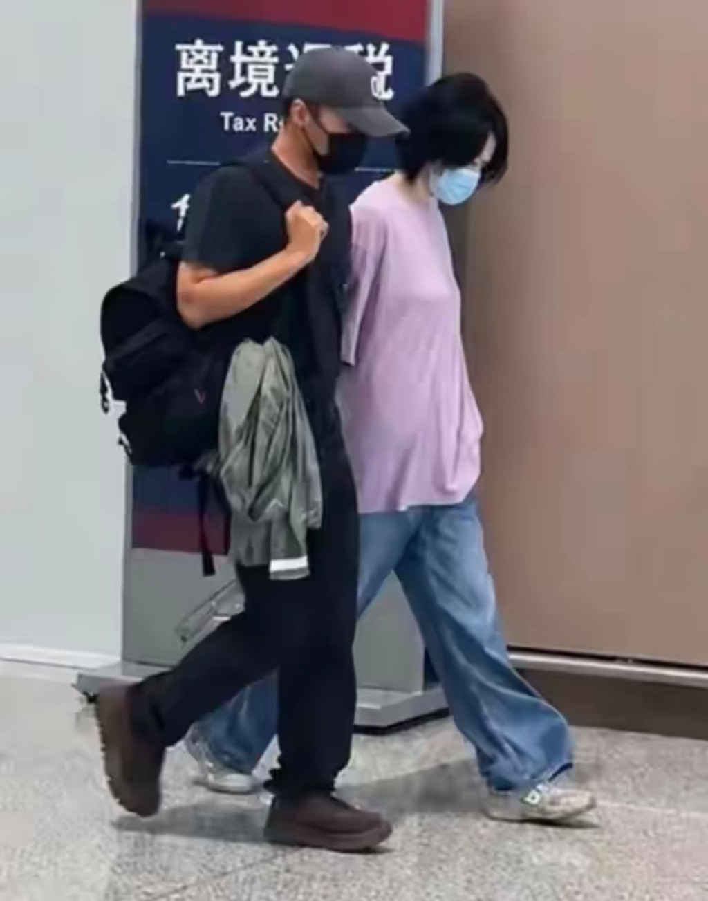 謝霆鋒王菲現身西安機場。