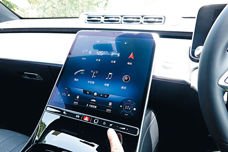 ●12.8吋OLED觸控屏幕內置MBUX Navigation+人工智能多媒體連導航系統。