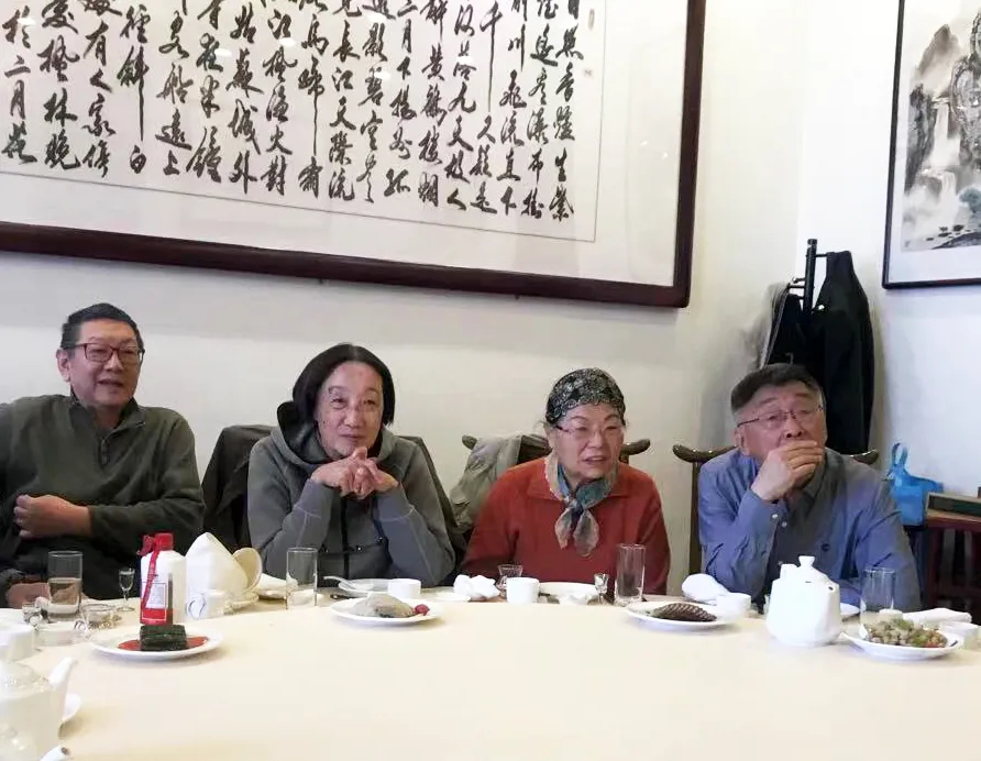 羅點點（左二）周二（18日）突然病逝，終年74歲。