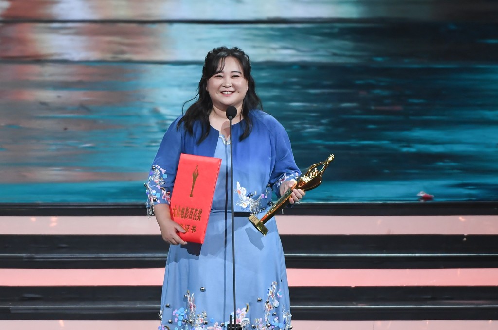 贾玲因《你好，李焕英》获得第36届大众电影百花奖优秀影片奖。 新华社