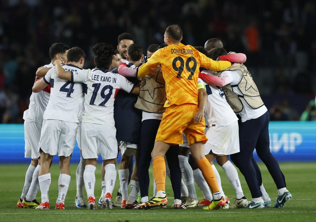 圣日耳门球员庆祝绝地反击。Reuters