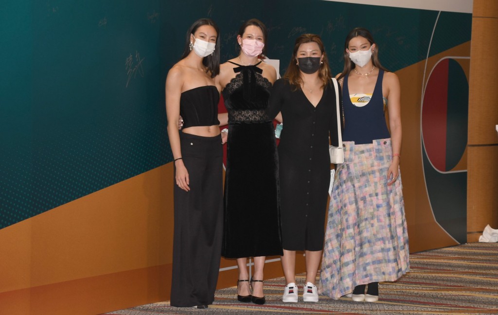 游泳隊楊珍美(左起)、何詩蓓、何南慧、歐鎧淳合照。 本報記者攝