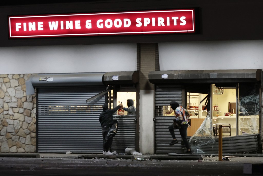 酒类专卖店遭闯入洗劫。美联社
