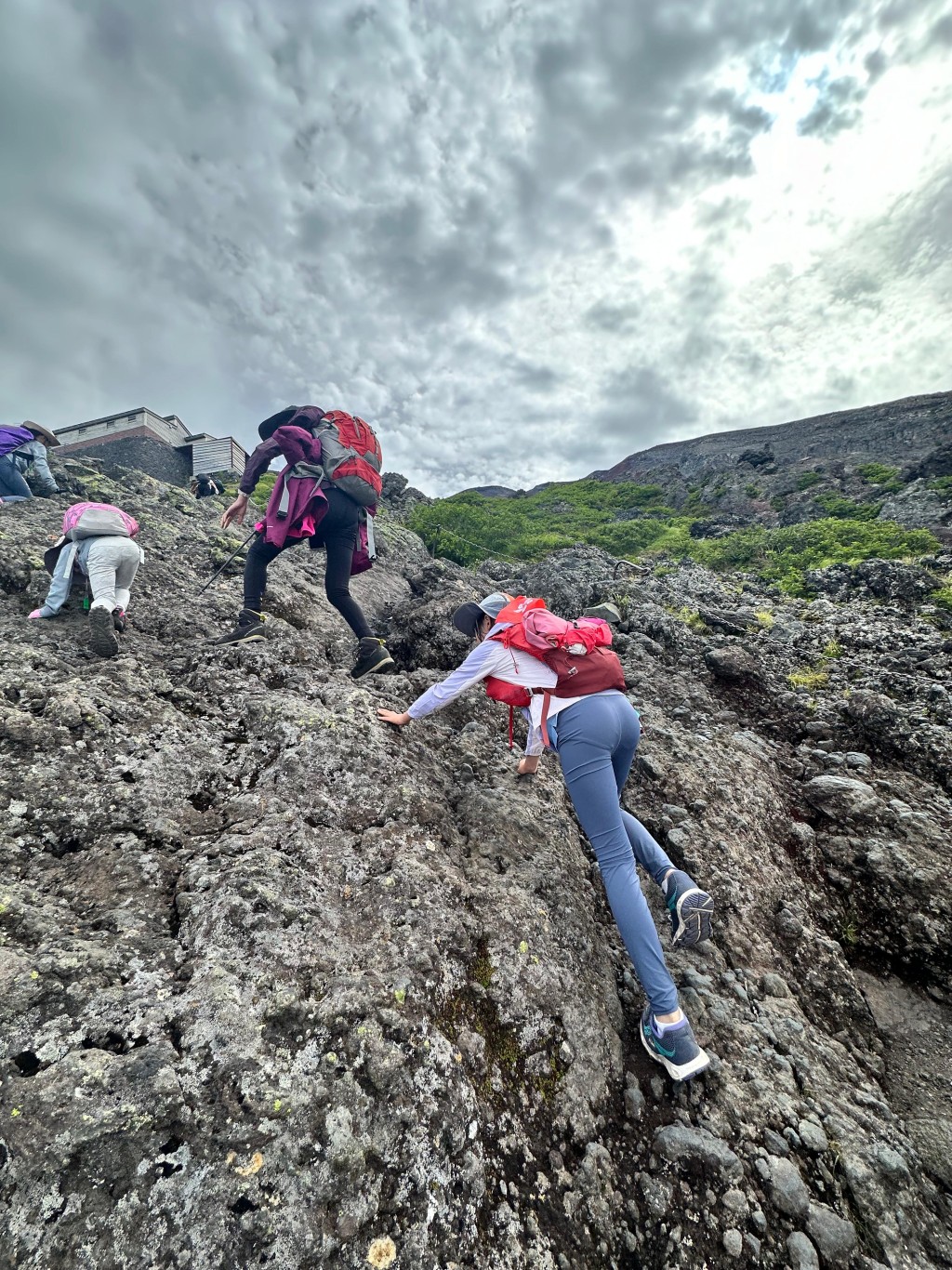 富士山越往上攀登，坡度更陡峭，需要手腳並用。(受訪者提供)