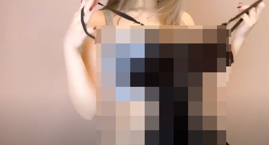 有港女Youtuber以「Lookbook」为主题，以香艳自拍换衫为噱头，图为该Youtube频道的截图。