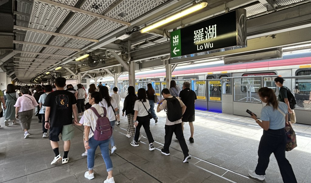 7月13日是港鐵半價乘車「感謝日」,北上亦有優惠。 星島資料圖林思明攝。 7月13日是港鐵半價乘車「感謝日」,北上亦有優惠。 星島資料圖林思明攝。
