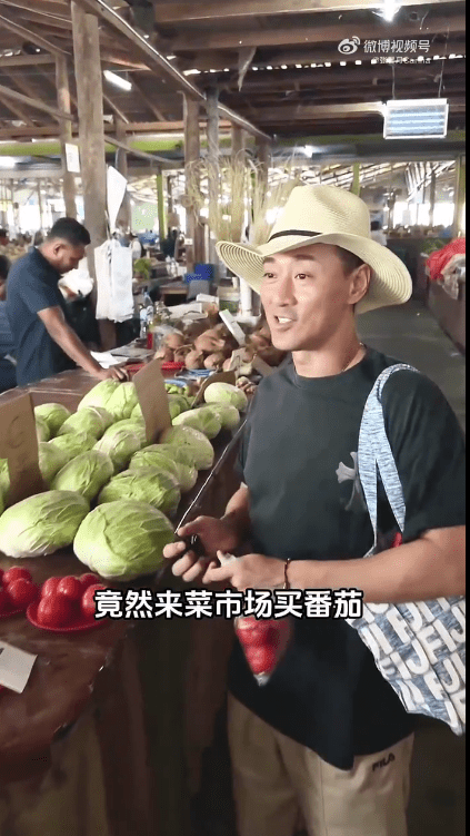 林峯現身當地菜市場笑言：「來買番茄。」