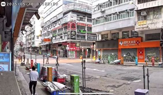 白衣男稍後亦轉身離開。店主提供影片