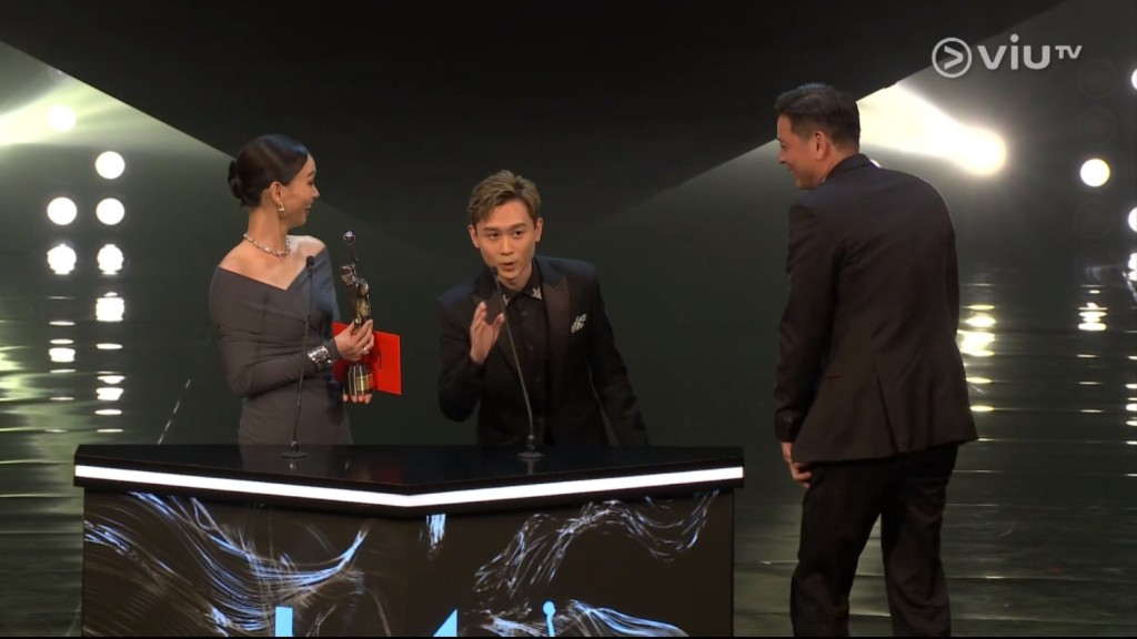 凌文龙见宣布得奖者后迟迟没有人上台，就表示得奖人缺席，由他代为领奖。