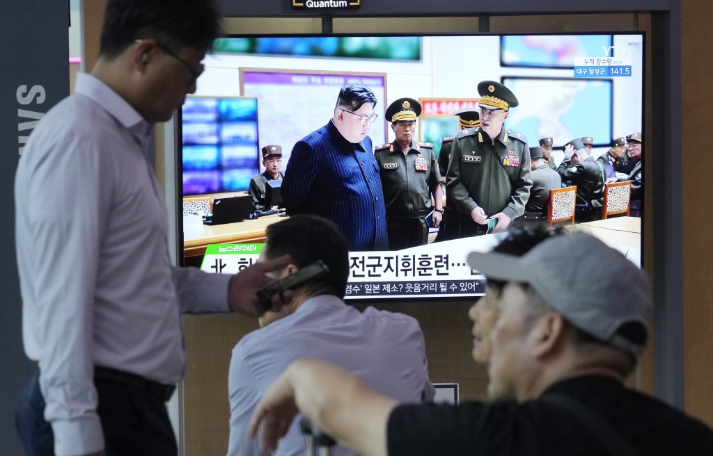 南韩首尔火车站播出金正恩日前视察全军指挥演训的片段。美联社
