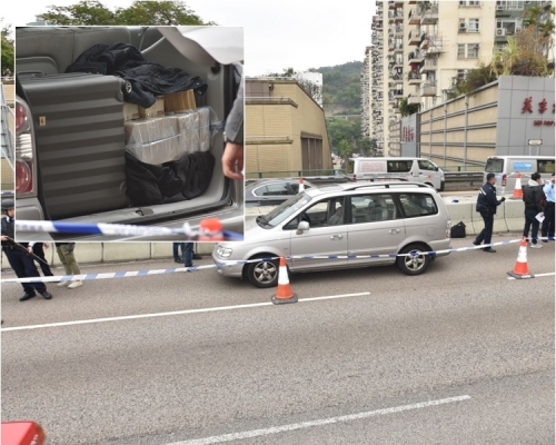 警方在現場調查涉案七人車