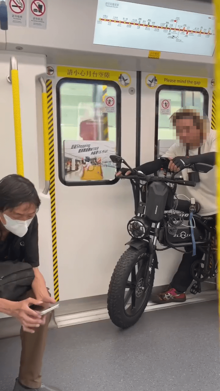 男子堂而皇之進入港鐵屯馬線車廂,橫堵車門。網上片段 男子堂而皇之進入港鐵屯馬線車廂,橫堵車門。網上片段