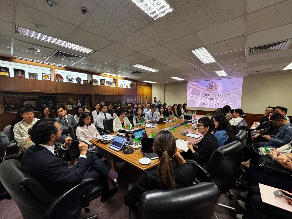香港大律師公會為首屆「涉外律師香港培訓班」的學員舉行英文座談會。