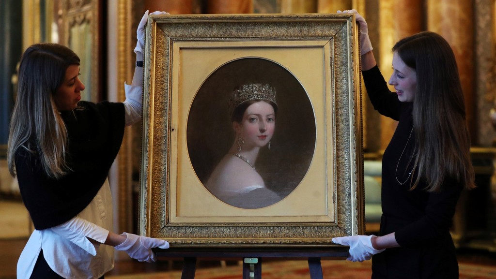 白金汉宫展示一幅维多利亚女皇肖像。 路透社