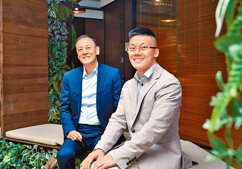 李應樵（左）籲政府加大支持科企，「唔好得個講字」。右為陳易希。