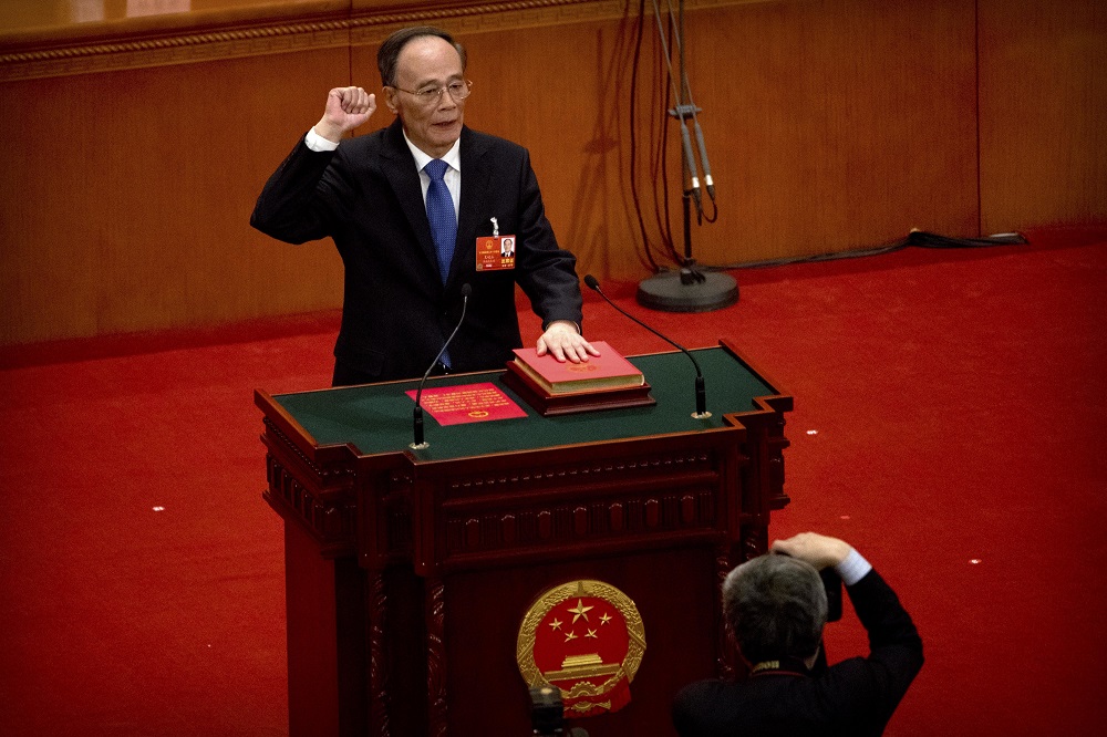 當選國家副主席的王岐山宣誓。美聯社