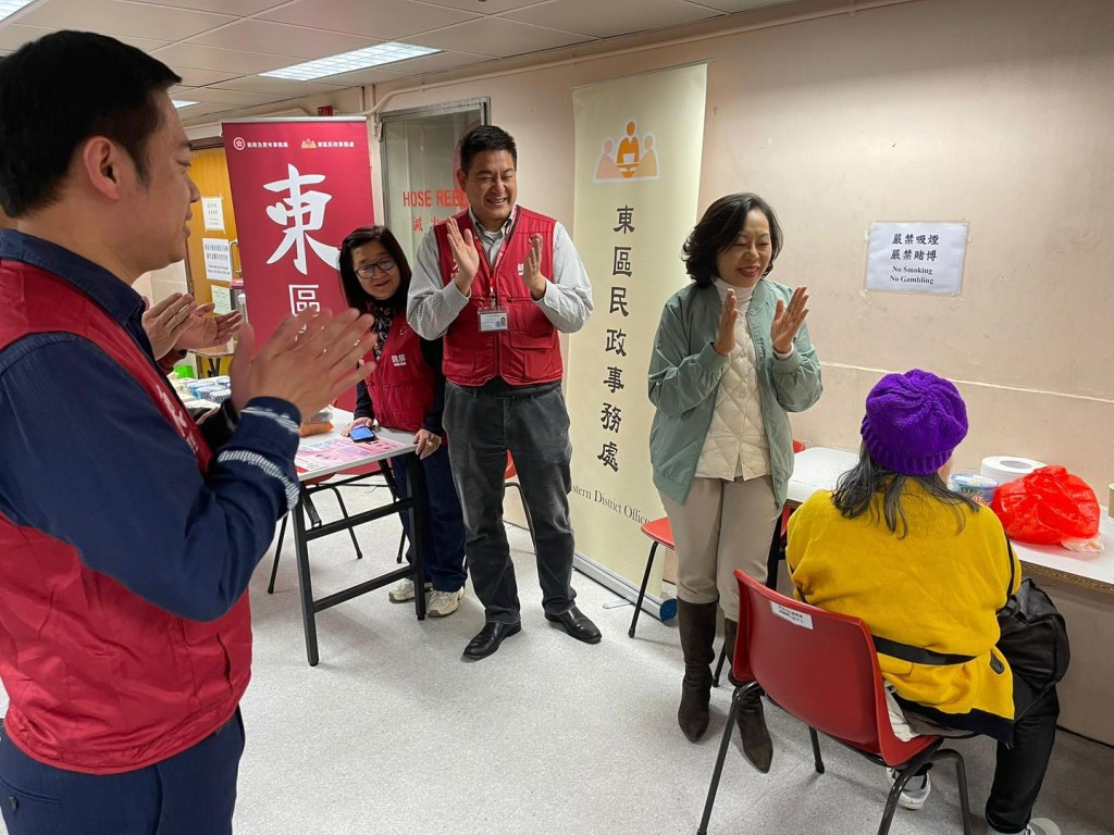 麥美娟與關愛隊一起為婆婆唱歌慶生。麥美娟facebook圖片 麥美娟與關愛隊一起為婆婆唱歌慶生。麥美娟facebook圖片