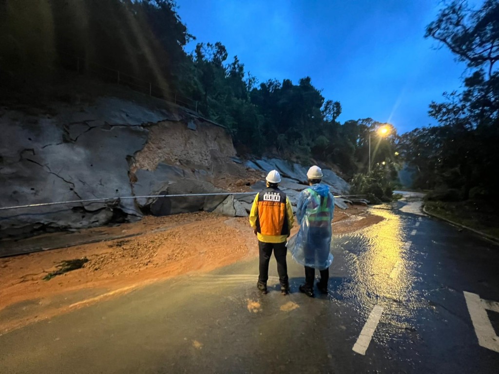 新娘潭路近涌背營地發生山泥傾瀉。FB：土力場
