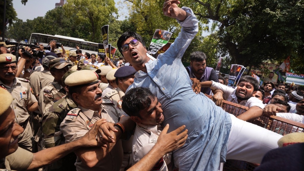 印度民众到国会外抗议曼尼普尔暴乱。 美联社