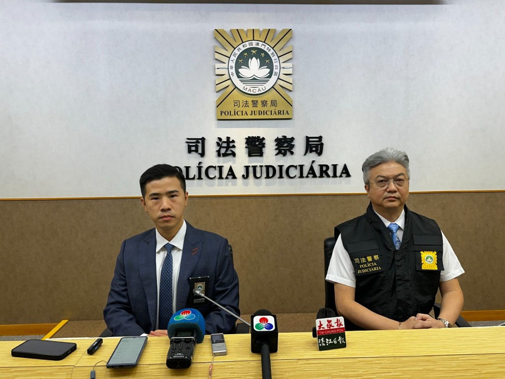 澳門司警見記者交代案情。 澳門司警見記者交代案情。