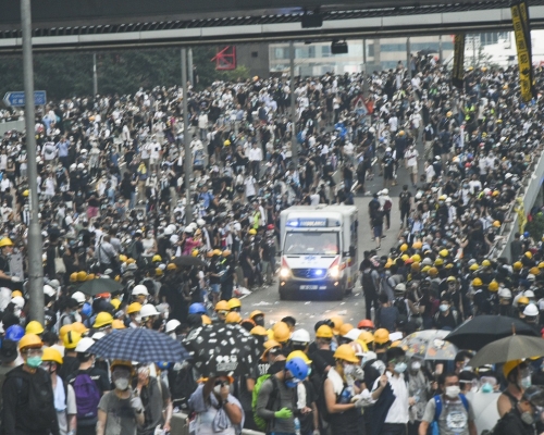 消防處指示威者堵塞馬路阻礙救護車。資料圖片